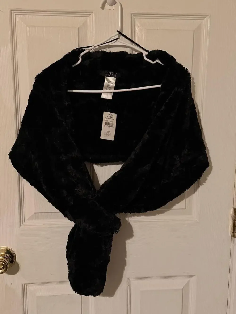 Ignite Evenings NWT Elegant Old Money Black Faux Fur Pull-Through Wrap Shawl